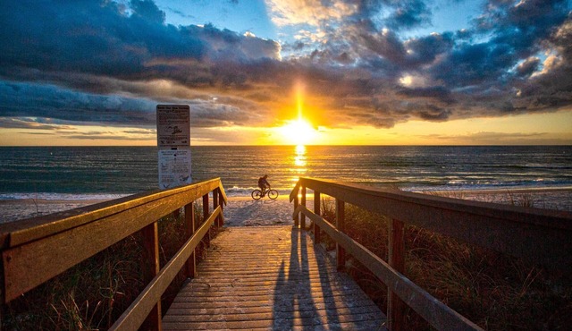 Private Cottage Located in the Heart of Madeira Beach. Pool, Beach, Restaurants, Activities.