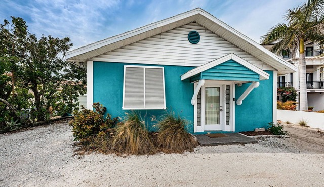 Private family waterfront beach cottage. Best location step out to bay and gulf