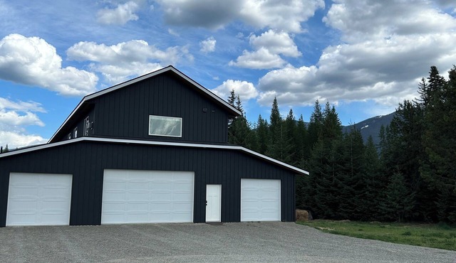 Private, second story retreat with amazing views just minutes from town.