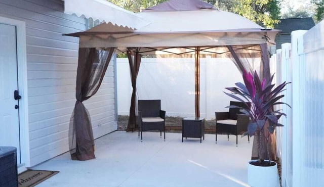 Private suite with independent entrance + hottub. Only 3 minutes from Busch Garden