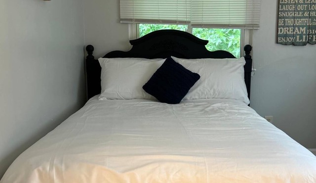 Quiet private room with workspace, free parking & fast Wi-Fi near base & beach