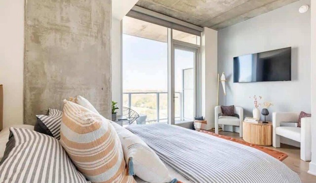🎶 Rainey St Studio with Rooftop Pool + Skyline Views | Natiivo Honor 🌇