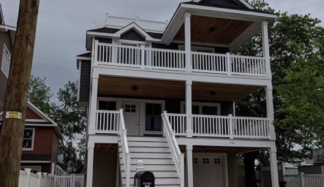Recent Construction 4 Bedroom in the heart of Beach Haven