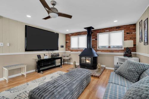 Relaxed Ocean Gate Shore Getaway 3BR with Sofa Bed Fireplace and Parking