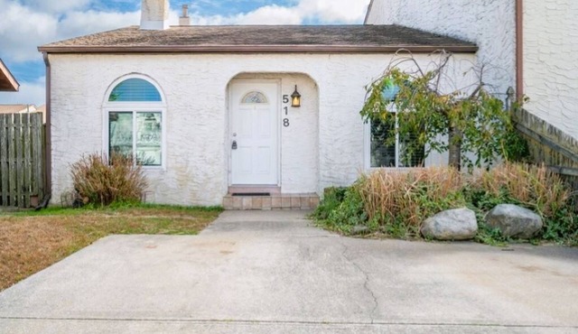 Relaxing Beach House Close to Cove Beach. Pet Friendly. Now booking 2026.