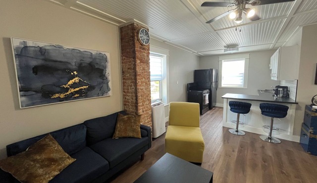 Remodeled bright walk-up apartment - 5 min from the beach