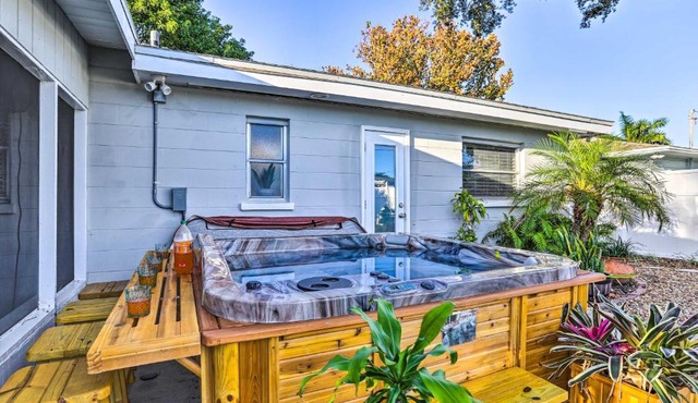 Remodeled St Petersburg Retreat w/Hot Tub!