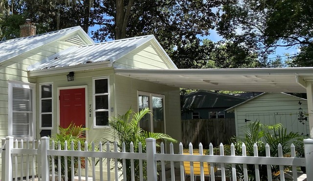 Remodeled Vintage Private Home. <5 min to UF and Downtown
