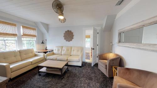 Renovated Lemon Guesthouse 4 KING Bedrooms Downtown Half Mile Stroll- Beach Only 3 Miles