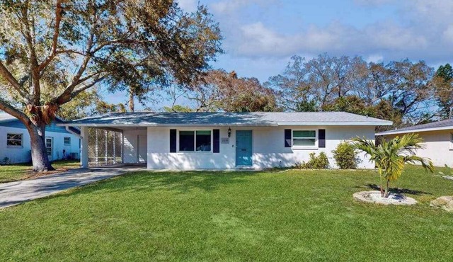 Renovated retreat - dog-friendly yard, AC & WD - snowbirds welcome