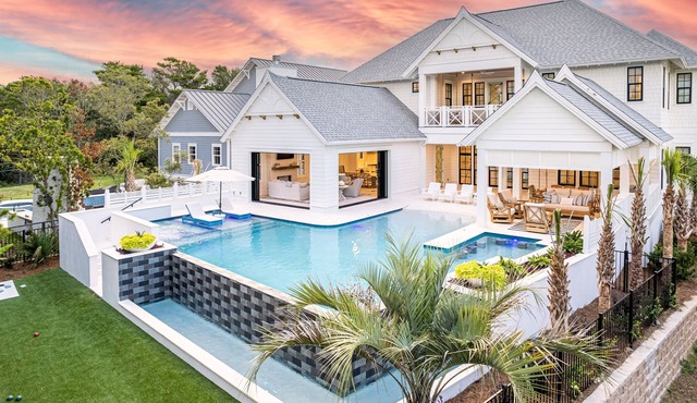 Resort Like Paradise, Steps from Beach! VRBO's 2024 Vacation Rental Of The Year!