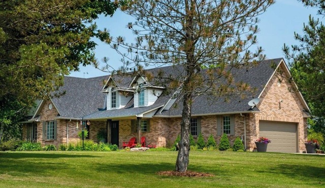 River front paradise, boat, kayak, swim, go to the racetrack, have fun, relax!
