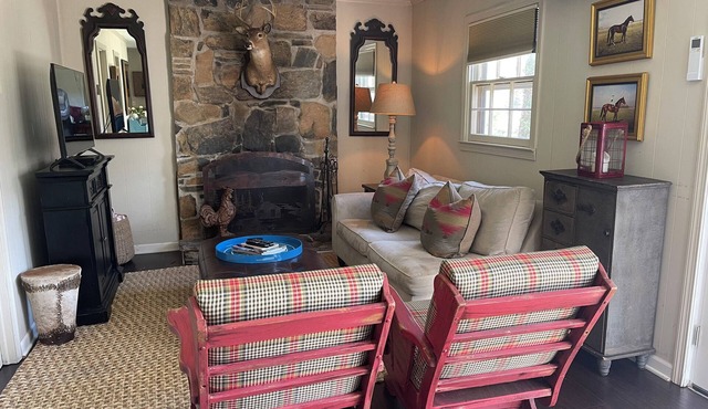 {Riverbend Retreat} – Cozy Cabin