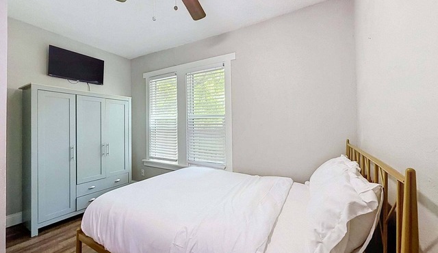 Riverside Heights 2BR Retreat