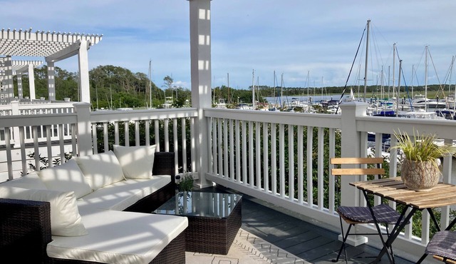Romantic Waterfront Retreat in charming Southport