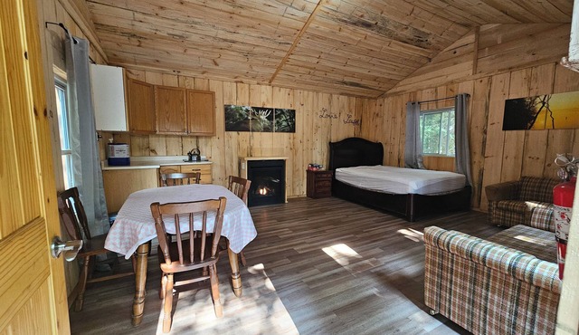 Rustic Off Grid Cabin. Pet Friendly, Private environment