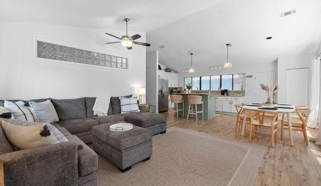 Sandpiper Cottage- Walk to Beach and Pier