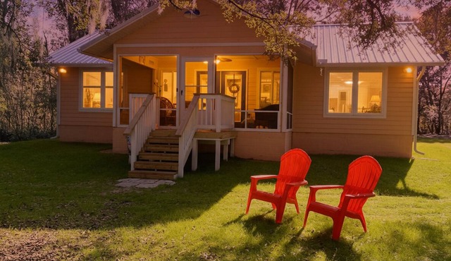 Sandy Toes Bungalow-Charming Lake Bungalow for a Family Summer Getaways