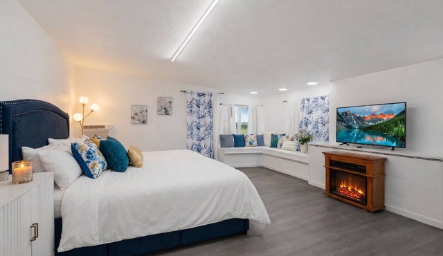 Sanford Sunset - Min to Airport | Sleeps 10 | Pets