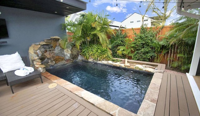 Saragossa Poolside Paradise