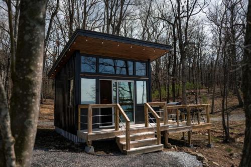 Secluded Rustic Studio-Style Chalet with Open-Air Outdoor Shower near Cloudland Canyon State Park, Menlo, Georgia