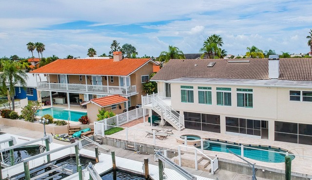 Shabby Chic Waterfront living space, minutes to Gulf of Mexico