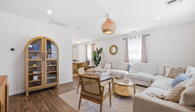 Shore Retreat: 5 Bd home with alfresco living, hot tub, firepit, BBQ and games
