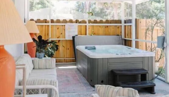 Siesta Key Hot Tub Cottage, Sleeps 6. Kid Friendly