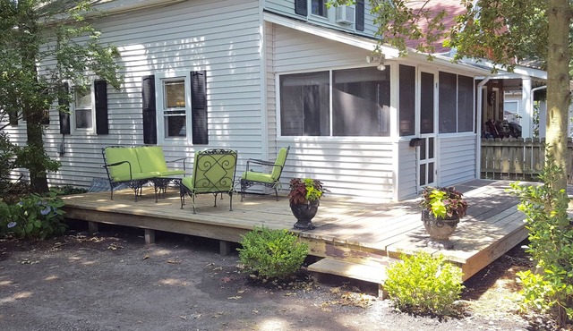SIMPLISTIC LIVING Cute & Cozy Cottage in town - walk/bike to beach!