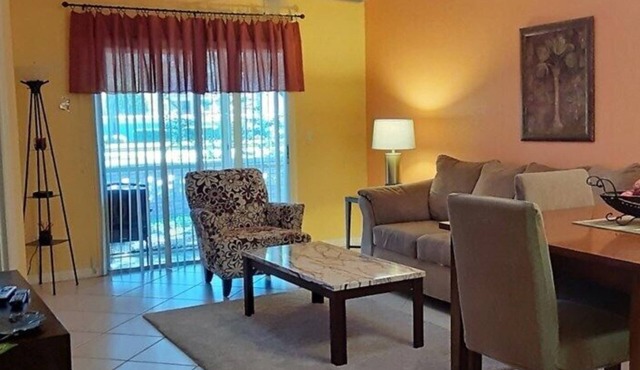 Single level ground fl 2 bed 2 bath Villa. Only 5 Miles to Disney's Main Gate!