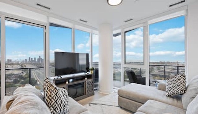 Skyline Haven - Modern 3-BD City View Retreat