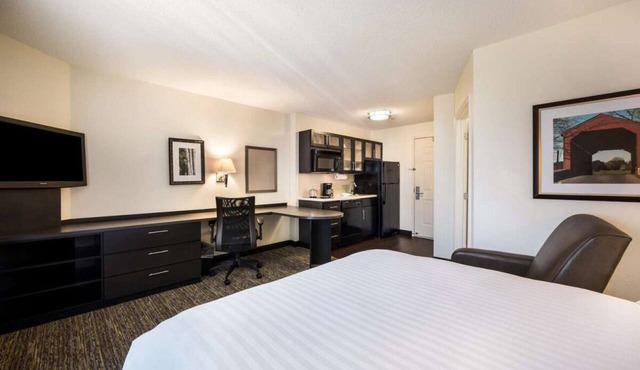Smart Queen Studio Suite | Full Kitchen, BBQ, 1.7 mi to The Mall at Robinson
