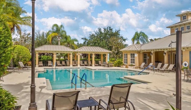 Snowbird Special -Spacious 2BR/2.5BA in Gated Community, Hot Tub and Gym