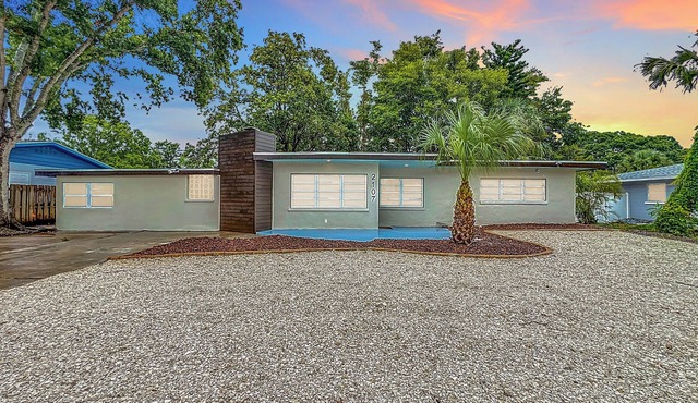 Spacious 3BR Retreat King Beds Close to Siesta Key