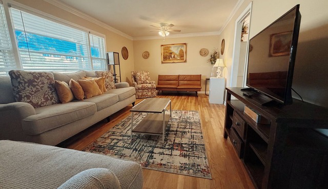 Spacious 3BR Sleeps 10 Near VSU, SGMC & Moody AFB Fast WiFi + Parking