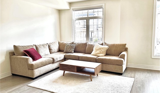 Spacious 4 Bedroom Markham Townhouse with 2 Ensuite and King Memory Bed