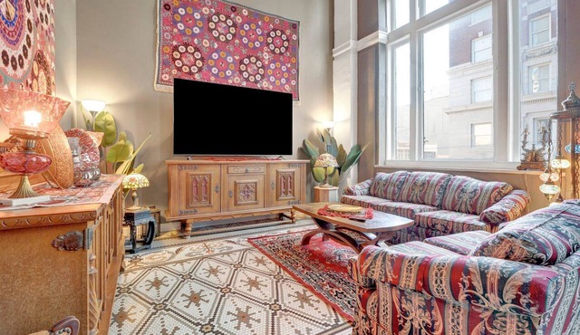 Spacious 4-BR Apt, Fast WiFi in Downtown Memphis. Walk to Convention Center.