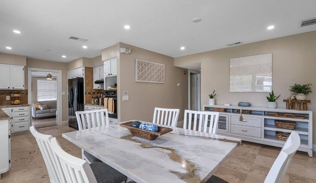 Spacious 4BR Villa Paradise, 1 Mile to Bucs Stadium - Family & Accessible home!