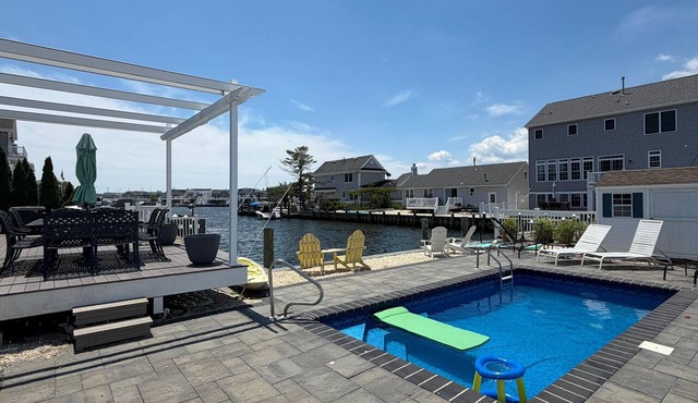 Spacious 6-bedroom house with pool and on the bay in enchanting Lavallette