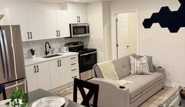 Spacious High Ceiling Lower Level Suite-New & Cozy