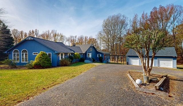 Spacious house with water view, kayaks, foosball table, deck, firepit