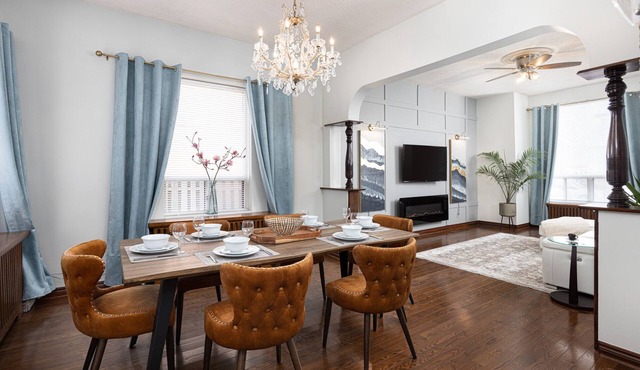 Stanning Spacious 2 Bedroom Aptm & 2 Parkings ! 5 min to Toronto Downtown