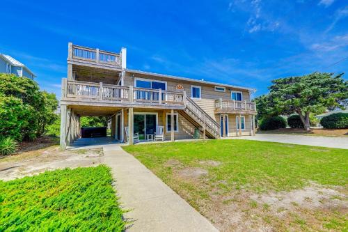 Steps to Beach: Bright Emerald Isle Retreat