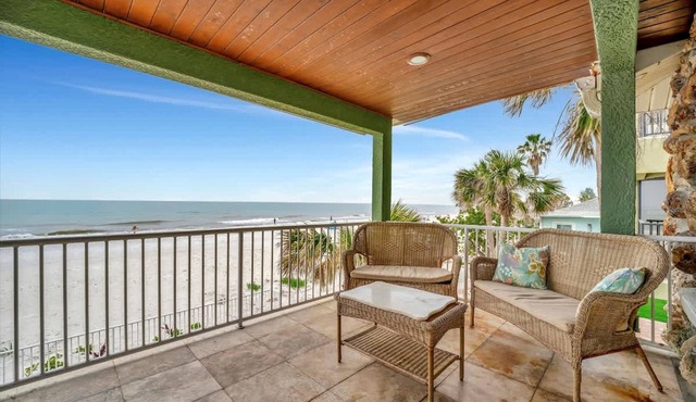 Stones Throw Beachfront Premier Suite 4 Views