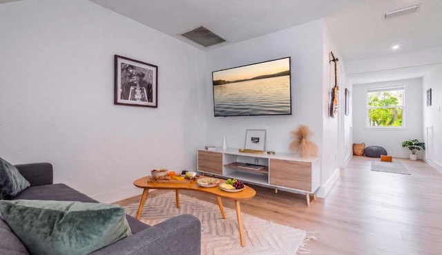 Studio at The Key - 1mi to UF & DT , Full Kitchen