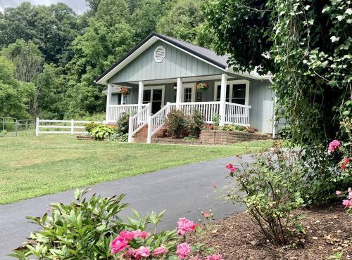 Stunning Secluded Cottage with Hot-tub in Breech House, North Carolina
