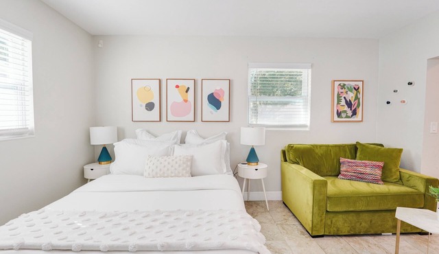 Stylish 1-bedroom Studio with AC in peaceful Tampa neighborhood