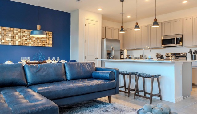 Stylish 3BD/2BA Pet-Friendly Townhouse 350