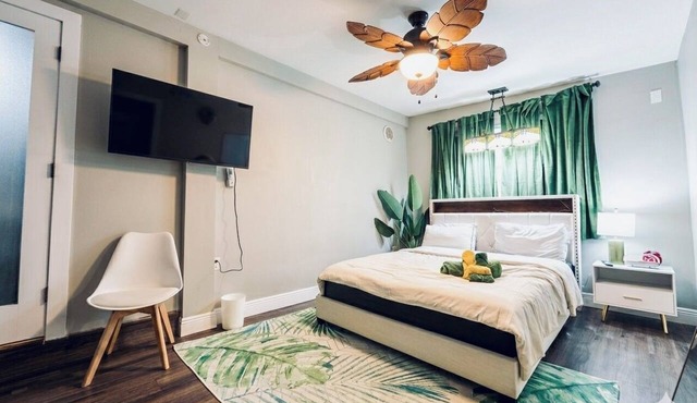 Summer Escape .Heated Pool + Game Room & Sleeps 10