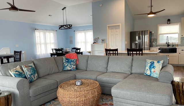Summer Special!!! New Listing Amazing Canalfront House Free Beach Parking Passes